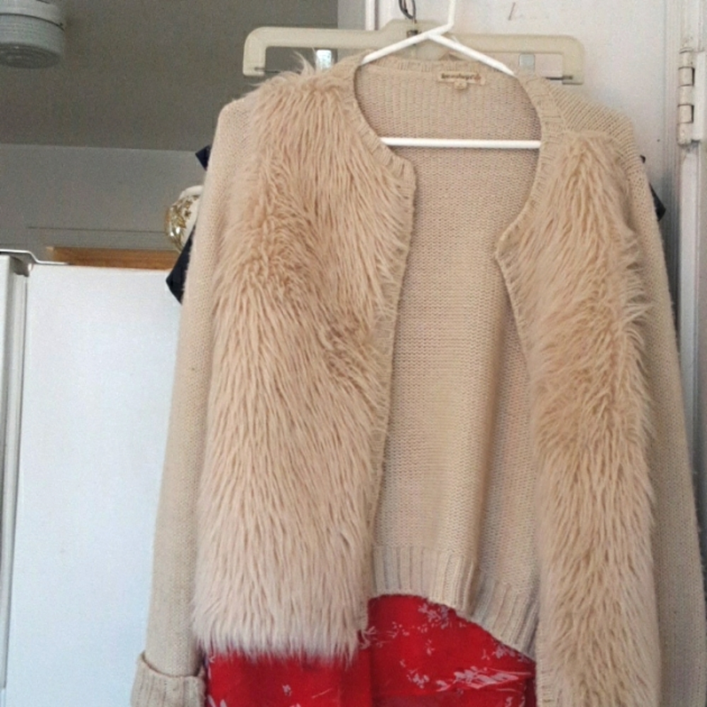 Sweater with fake fur partially lined
